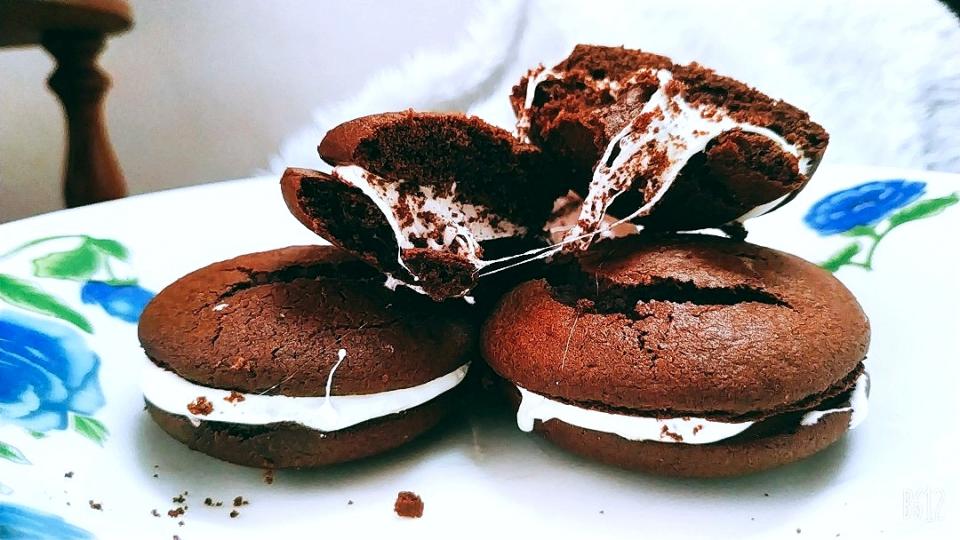 Chocolate whoopie pies